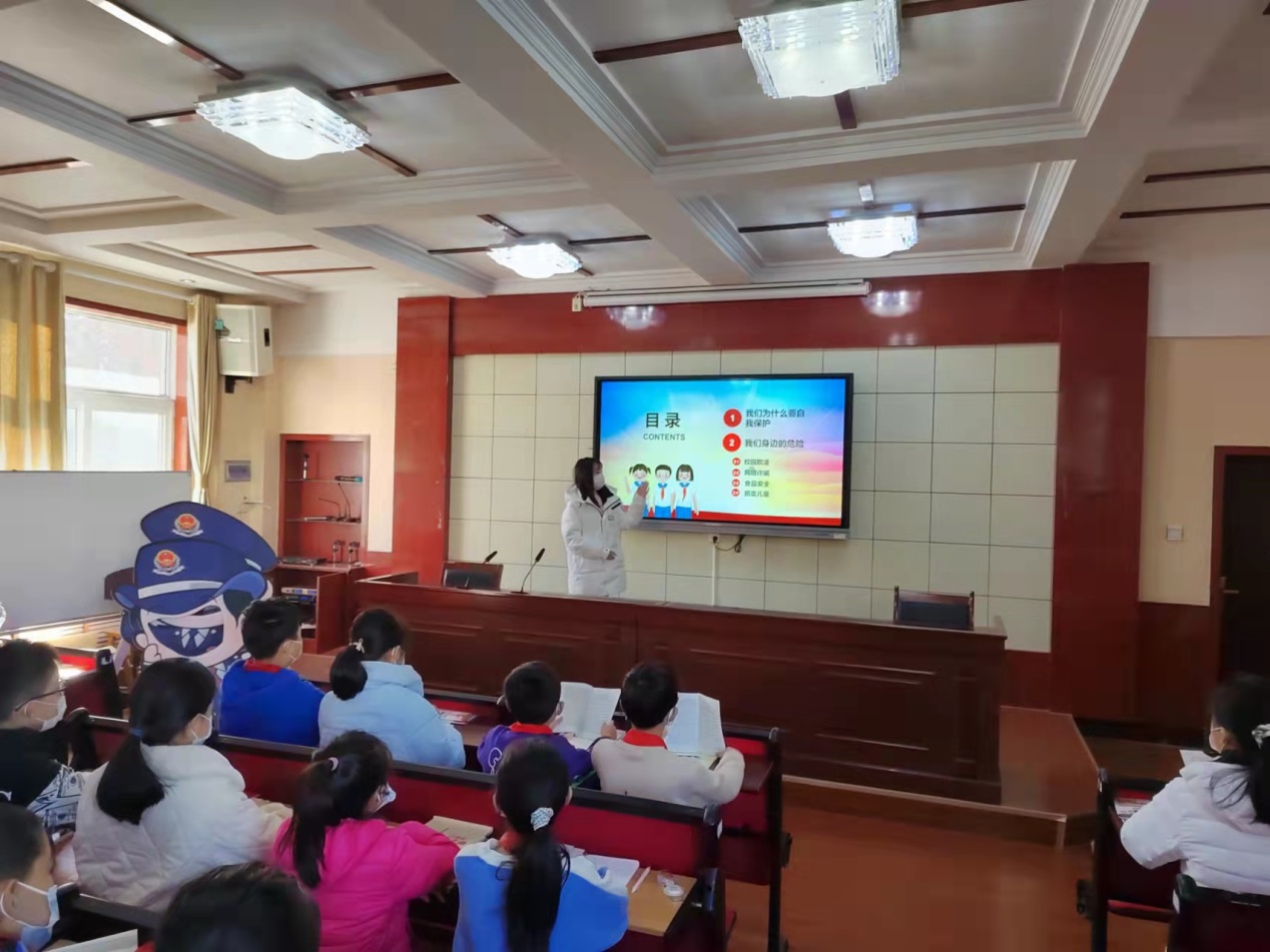 12月3日法学院师生联合莱山区司法局走进莱山区实验小学进行青少年权益保护普法宣讲